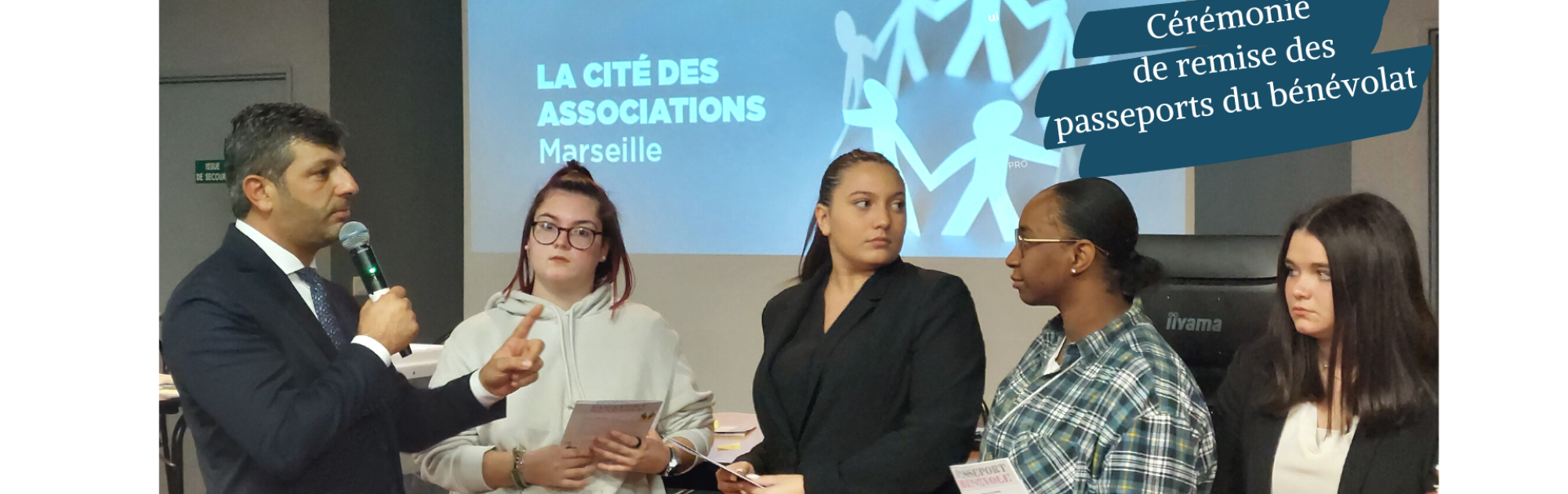 Les 1ères AEPA reçoivent leur passeport bénévole à la mairie de Marseille
